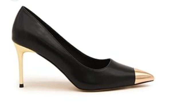 Zapato de tacón medio con detalles dorados en tacón y puntera.