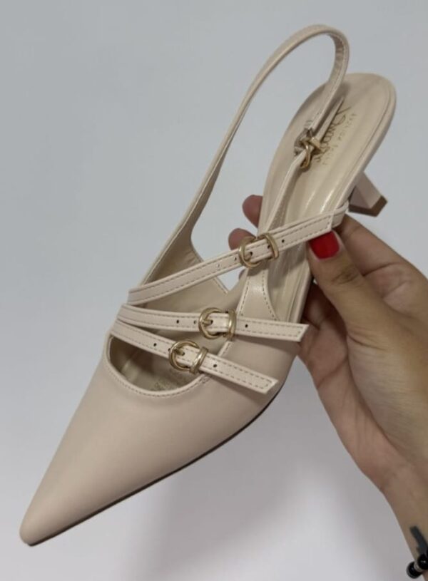Zapato de tacón bajo con tiras.