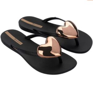 Sandalias negra con corazón dorado.