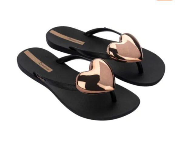 Sandalias negra con corazón dorado.