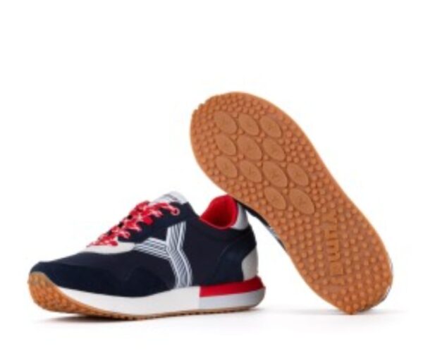 Zapatillas casual en tonos azul y blanco.