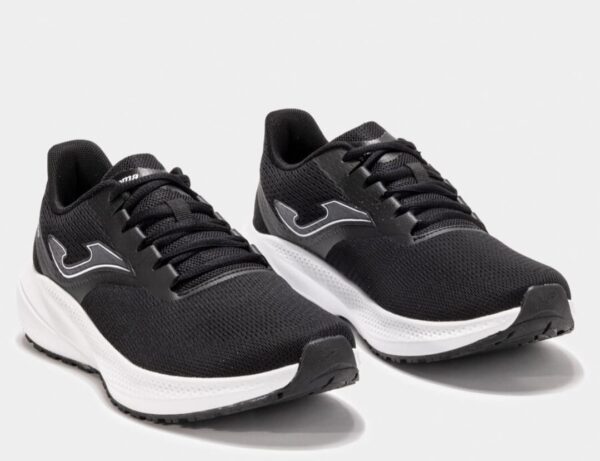 Zapatilla casual negra y gris.