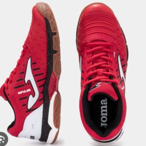 Zapatillas deportivas rojas, blancas.