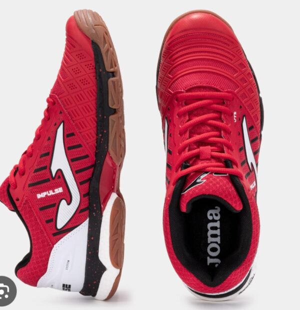 Zapatillas deportivas rojas, blancas.