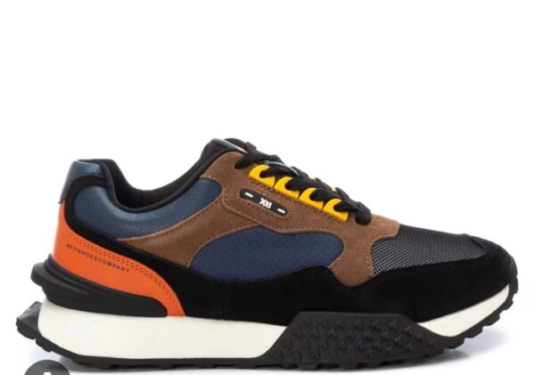 Calzado casual multicolor.
