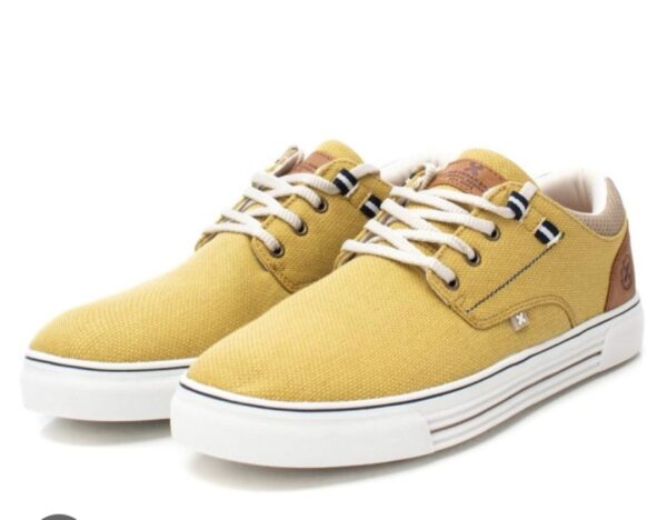 Zapato modelo clásico mostaza.
