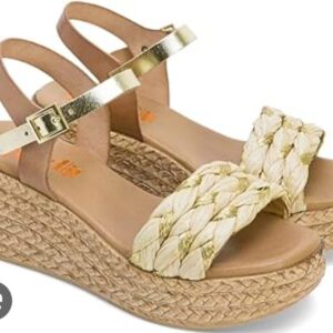 Sandalia de plataforma media beige.