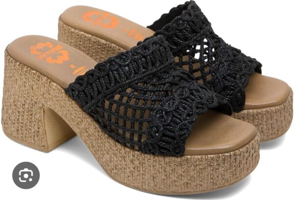 Suecos negros de bordado negro.