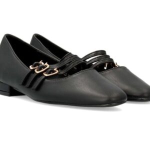 Zapatos cerrados negro bajos.