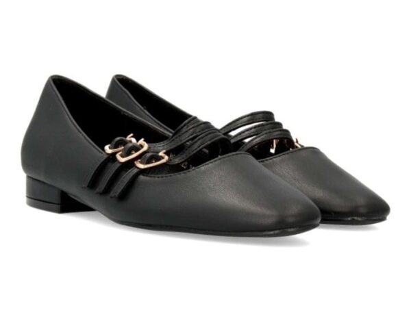 Zapatos cerrados negro bajos.
