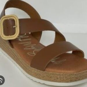 Sandalias bajas marrones.