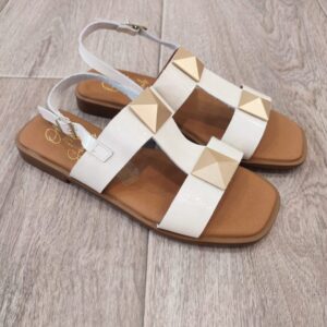 Sandalias bajas blancas con dorado.