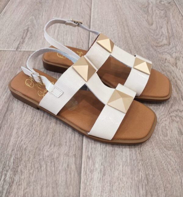 Sandalias bajas blancas con dorado.