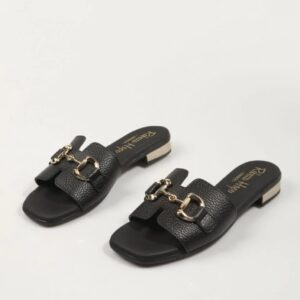 Sandalias negras de tacón bajo.