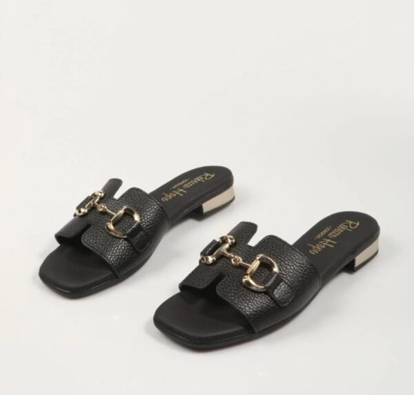 Sandalias negras de tacón bajo.
