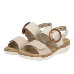 Sandalias rosa palo y hebilla marrón.