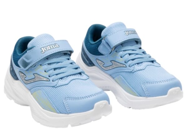 Zapatillas deportivas con cordones y velcro celeste.