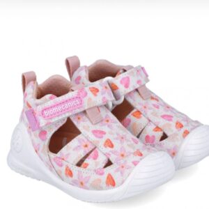 Zapatos con velcro blanco con corazones rosa.
