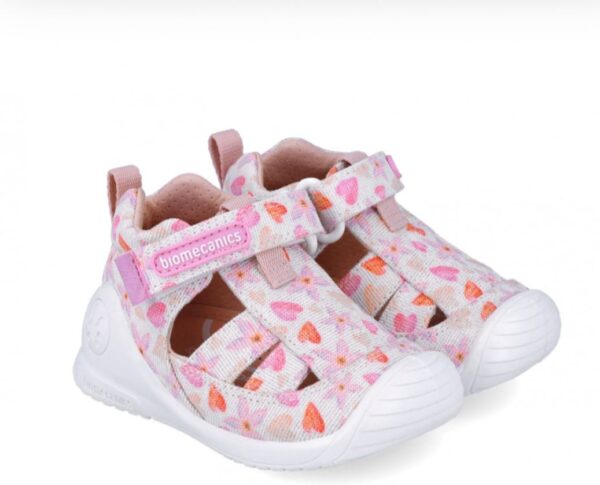 Zapatos con velcro blanco con corazones rosa.