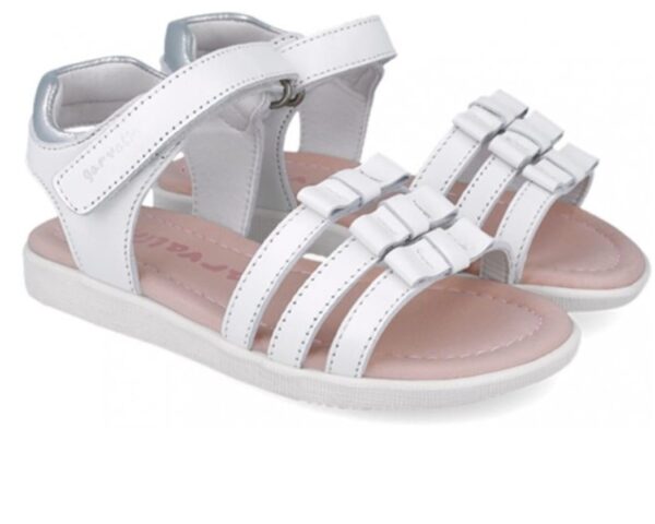 Sandalias con velcro blancas.