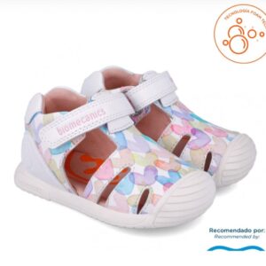 Zapatos con velcro blancas con corazones de colores.