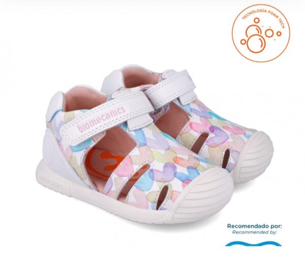 Zapatos con velcro blancas con corazones de colores.