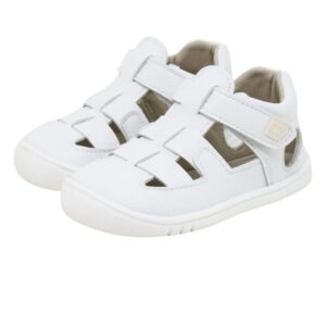 Zapato deportiva infantil blanco.