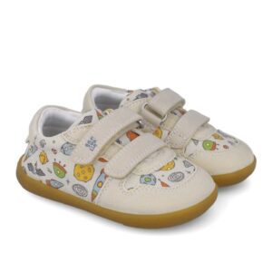 Zapato cerrado con velcro, beige y dibujos.