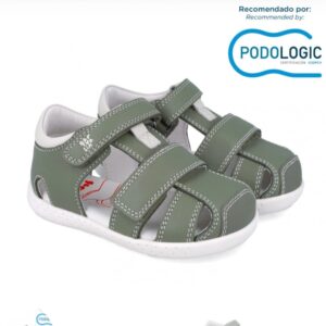 Zapato de tira y velcro verde claro.