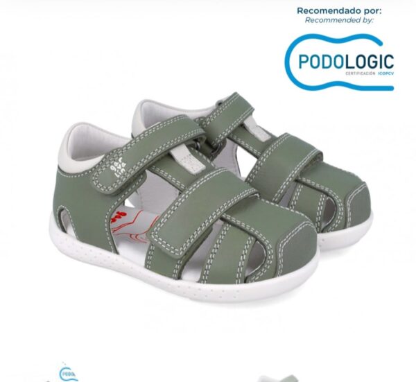 Zapato de tira y velcro verde claro.