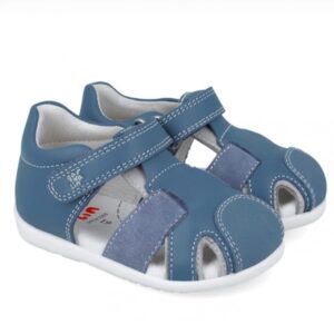Zapato con velcro azul acero.