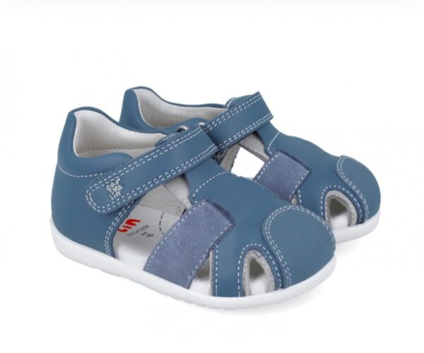 Zapato con velcro azul acero.