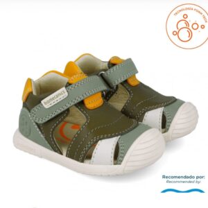 Zapato con velcro verde, gris, amarillo, blanco.