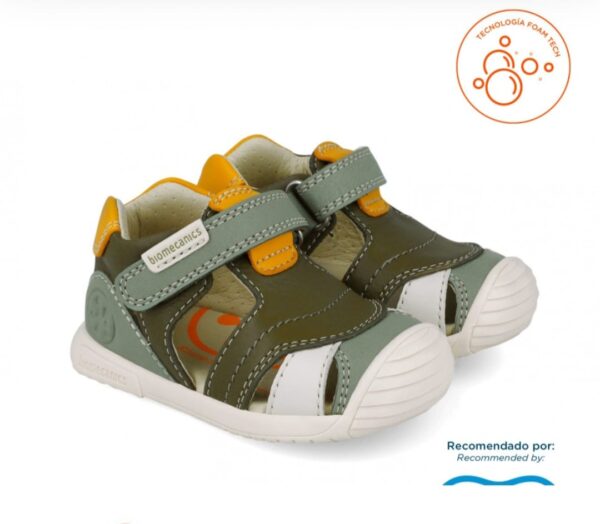 Zapato con velcro verde, gris, amarillo, blanco.